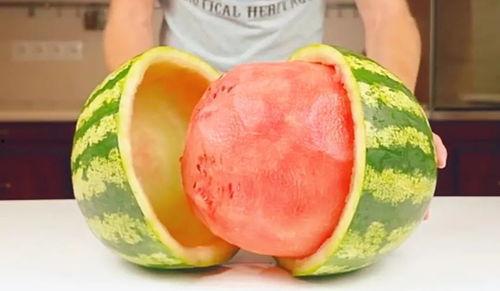 房内吃瓜对话,闲话家常乐无边