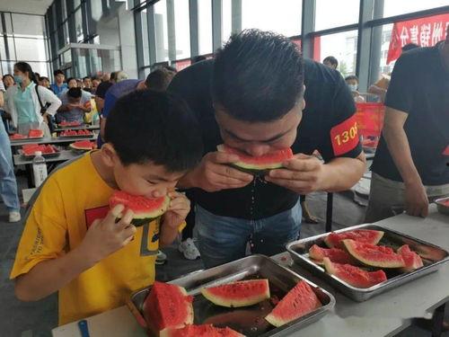 安阳吃瓜大赛现场,全民狂欢，瓜果飘香，欢乐无限