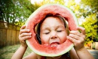 晚上吃瓜乘凉的视频,共享夜晚的悠闲时光