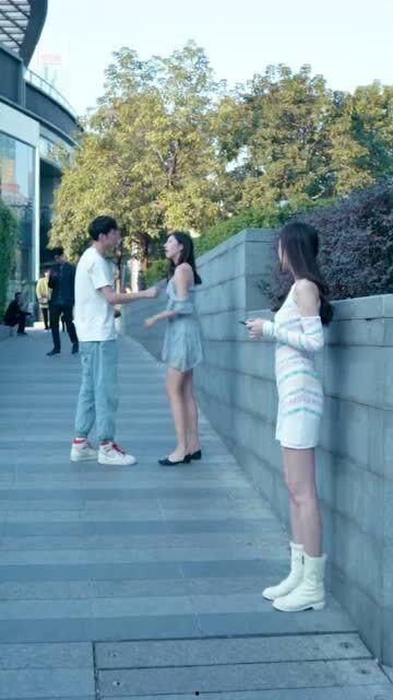 吃瓜听见情侣吵架,情侣争吵背后的情感纠葛