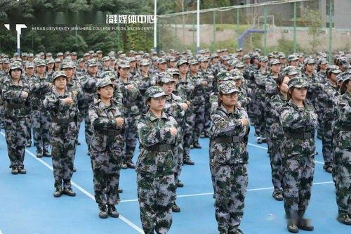 军训舞蹈吃瓜事件,吃瓜群众热议校园文化现象