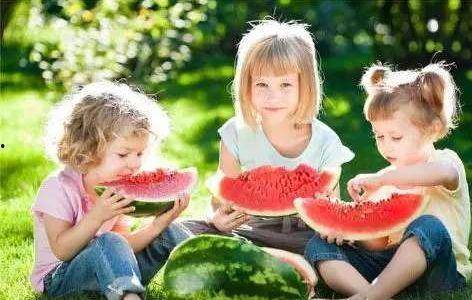 小孩吃瓜引产,小孩吃瓜的欢乐时光