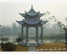 明德阁亭子吃瓜,夏日吃瓜，品味古韵时光