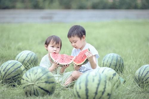 宝贝喜欢吃瓜,甜蜜瓜果的欢乐盛宴