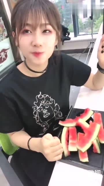 吃瓜女同事,她是如何成为办公室话题中心的？