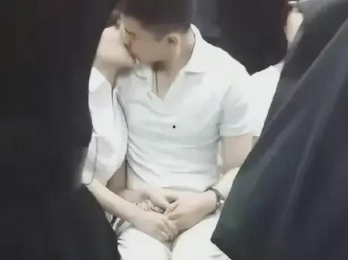 情侣亲嘴吃瓜,情侣亲嘴吃瓜，共享浪漫时光