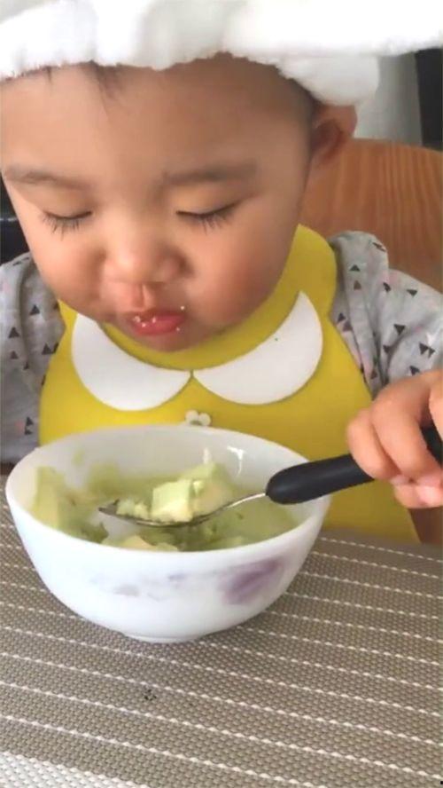 小朋友吃瓜吃的很香,童趣盎然