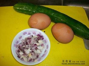 小朋友吃瓜吃的很香,童趣盎然