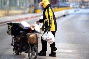 吵架外卖小哥倒车吃瓜,一场街头“吵架”引发的围观热潮