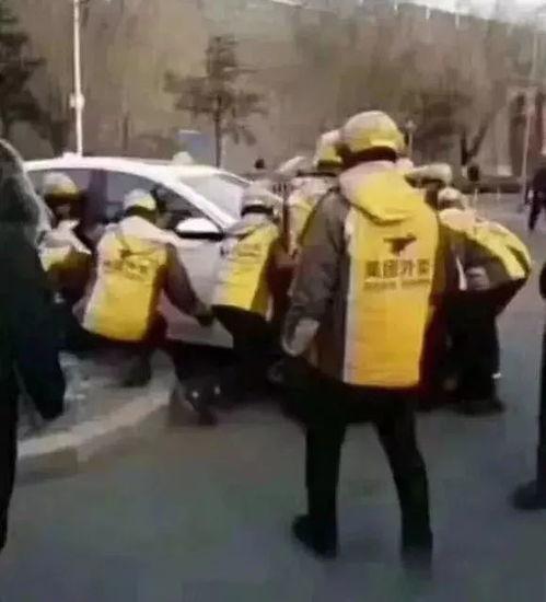吵架外卖小哥倒车吃瓜,一场街头“吵架”引发的围观热潮