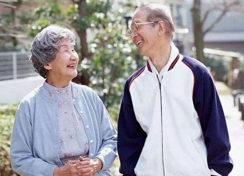 老人吃瓜看戏图片,老人吃瓜看戏，共享欢乐时光